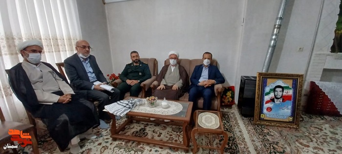 دیدار مسئولان شاهرودی با خانواده معزز شهیدان والامقام ابراهیم و مجیدرضا حقیقت - سه شنبه بیستم اردیبهشت ماه ۱۴۰۱ شهرستان شاهرود