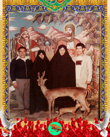 نفر سمت راست شهید حسین شربتدار
