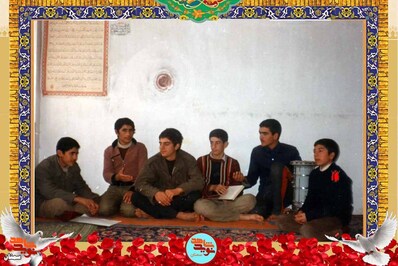 نفر سمت راست شهید سید مهدی احمدپناهی